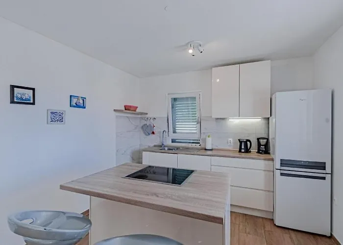 Marinovic By Guide Potirna